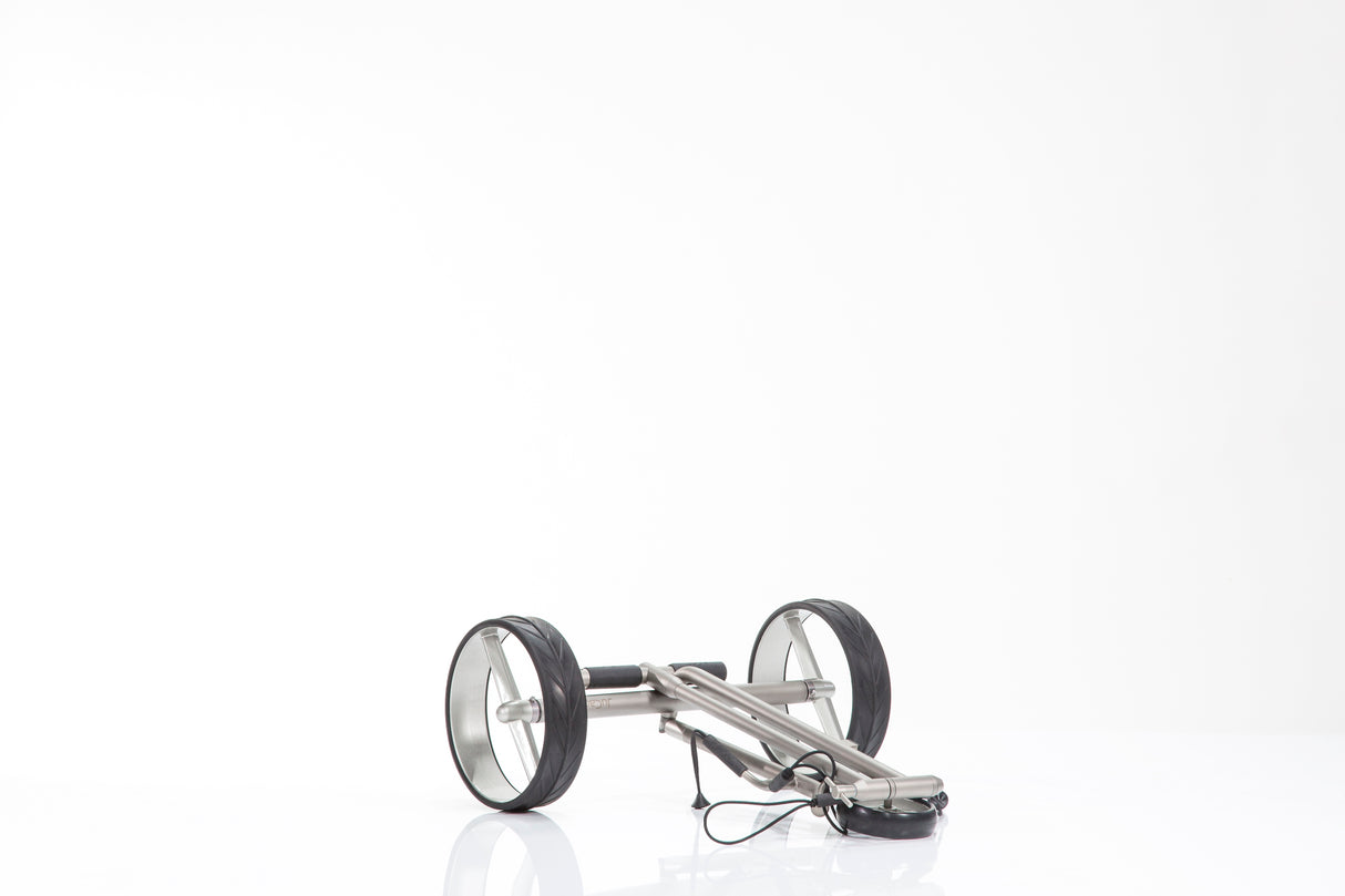 Chariot de golf électrique JuCad Ghost Titan 2.0 - le Titan pliable avec prise en main confortable