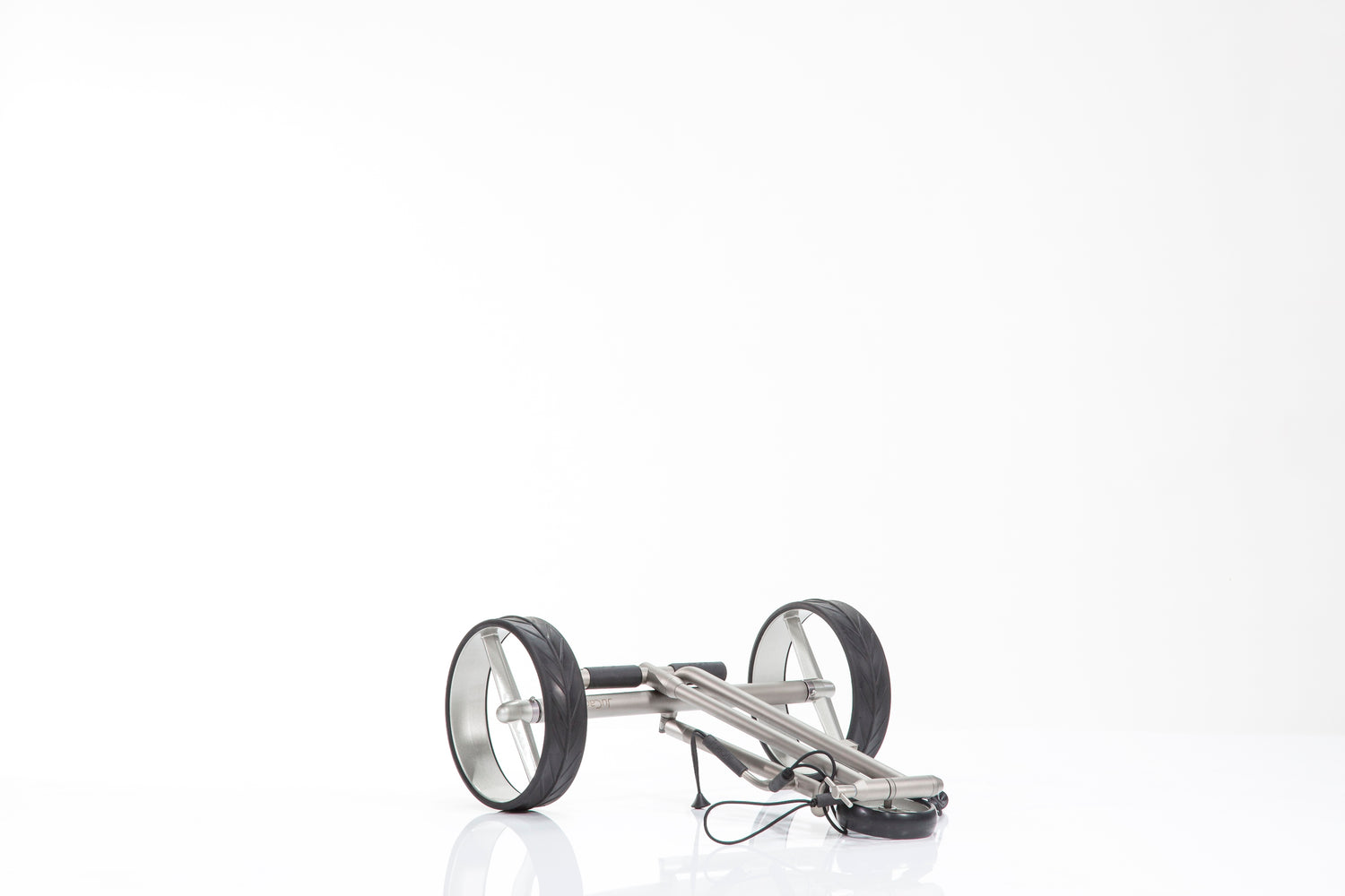 Chariot de golf électrique JuCad Ghost Titan 2.0 - le Titan pliable avec prise en main confortable